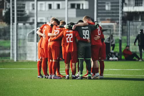 Équipe en cercle avant le match